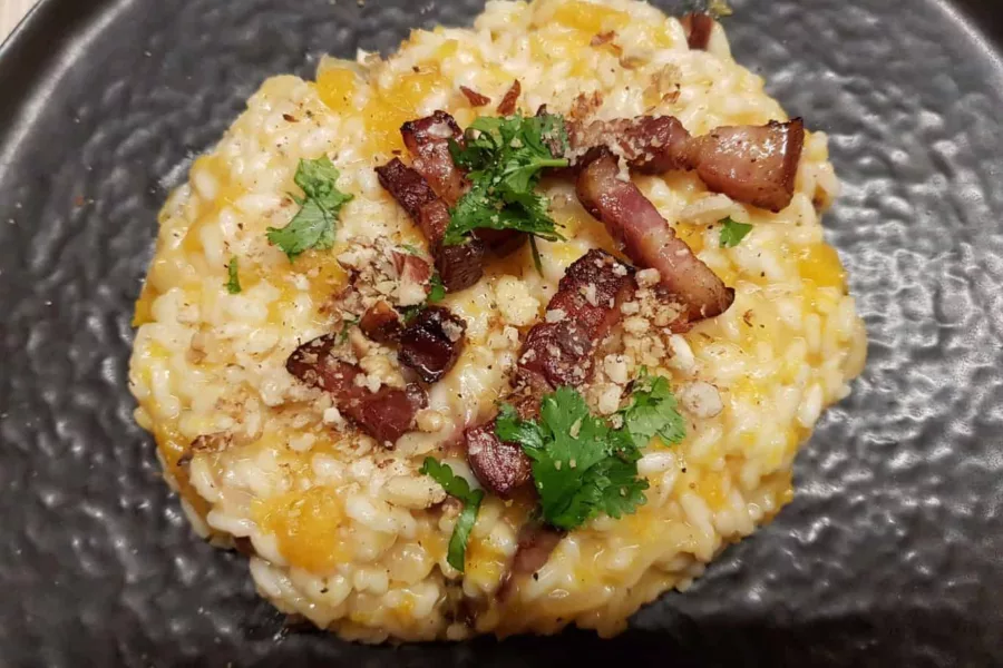 Risotto de courge butternut, lard grillé et noix