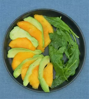 Carpaccio mangue avocat, jeunes pousses d’épinards