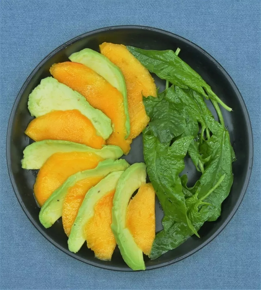 Carpaccio mangue avocat, jeunes pousses d’épinards