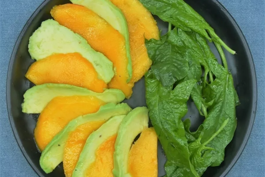 Carpaccio mangue avocat, jeunes pousses d’épinards