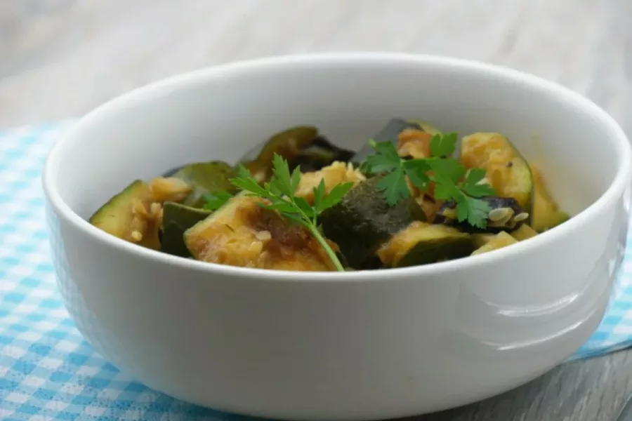Courgettes sautées aux olives noires