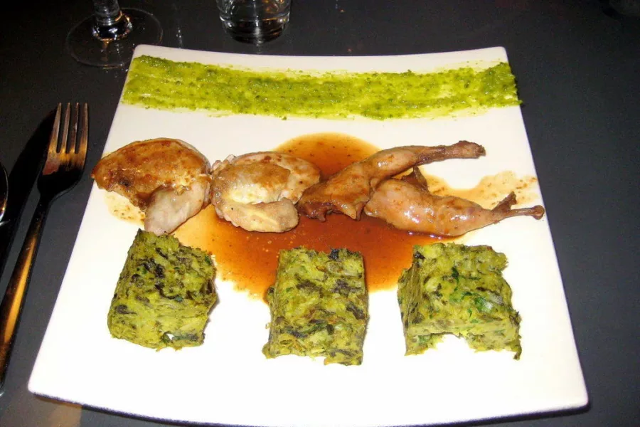 Cailles, crème de pistaches, potée de chou