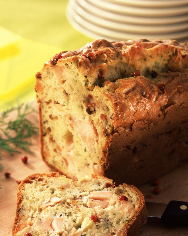Cake au saumon, herbes et baies roses Cake au saumon, herbes et baies roses