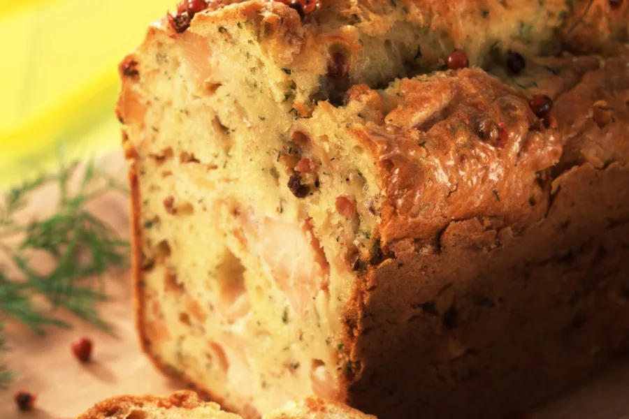 Cake au saumon, herbes et baies roses