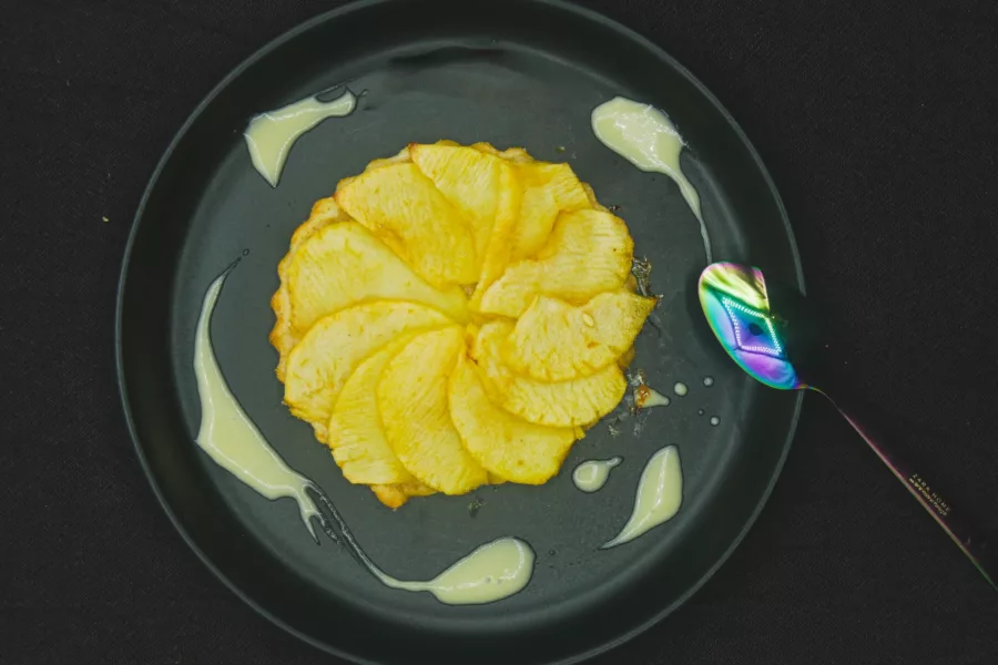 Fine tarte aux pommes et sa crème caramel