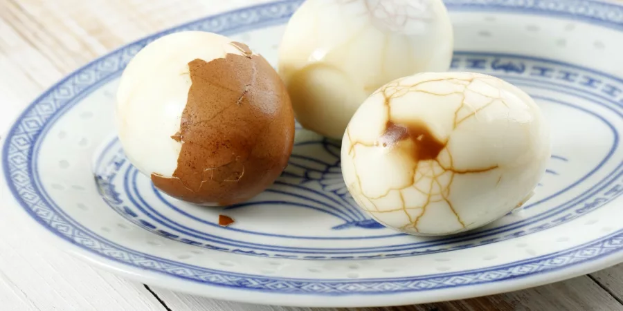 Oeufs marbrés sur lit de roquette, tuile au parmesan