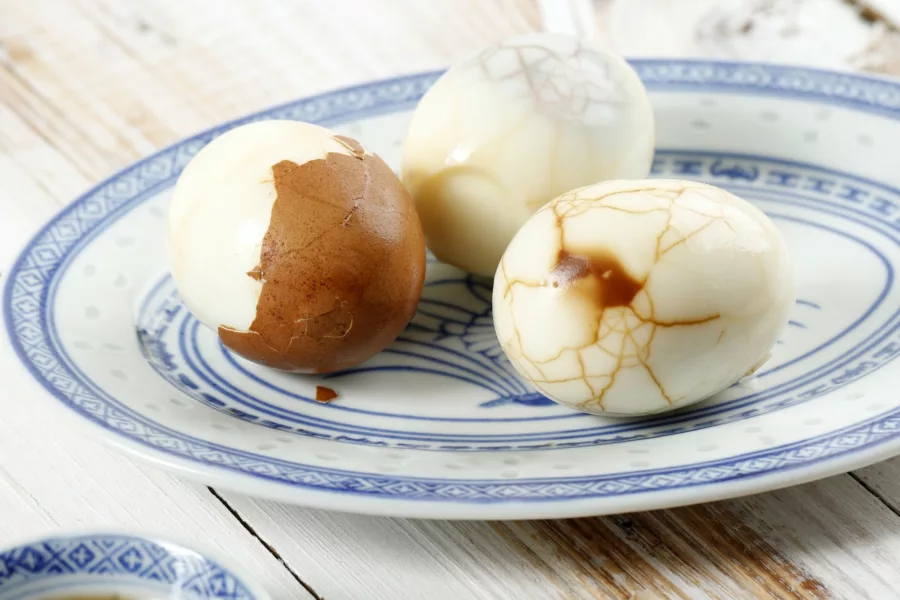 Oeufs marbrés sur lit de roquette, tuile au parmesan