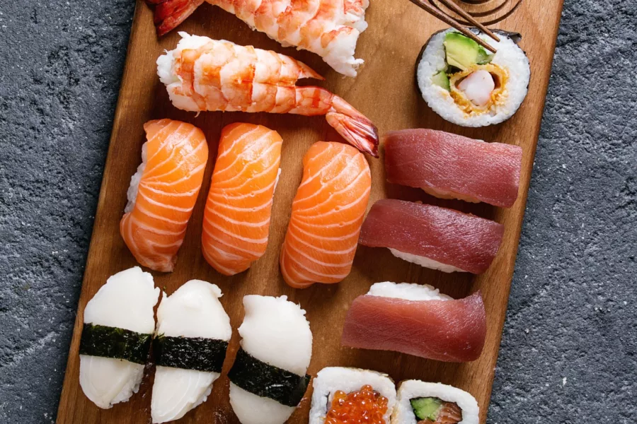 Sushis variés faits maison