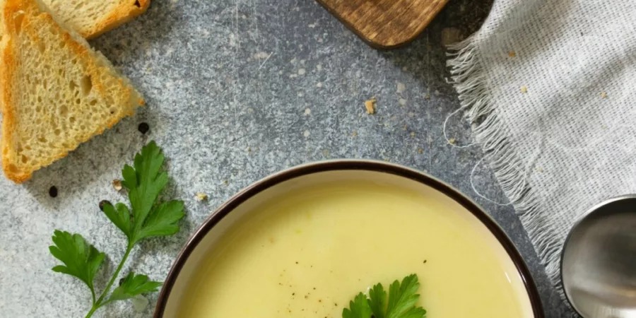 Velouté de courgettes et poireaux au curry