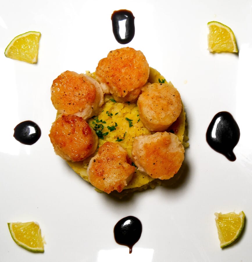 Noix de Saint-Jacques au caramel balsamique, écrasée de céleri-rave