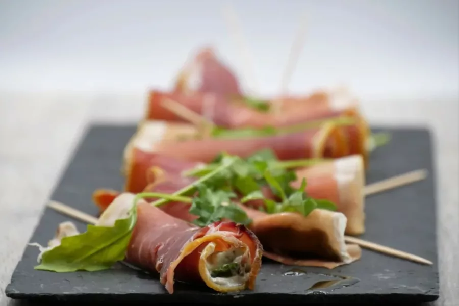 Roulés de jambon de Bayonne, fromage frais et herbes