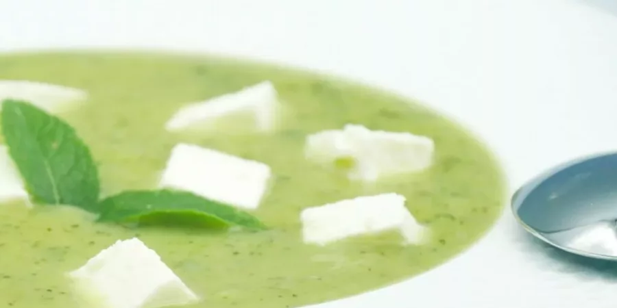 Soupe froide de courgettes, menthe, feta