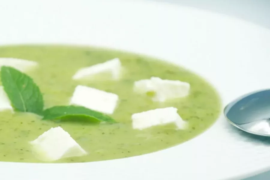Soupe froide de courgettes, menthe, feta