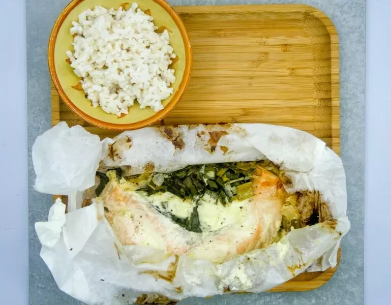 Papillotte de saumon aux oignons nouveaux