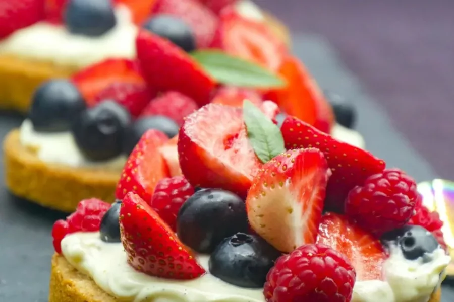Tartelettes aux fruits des bois sur biscuit sablé
