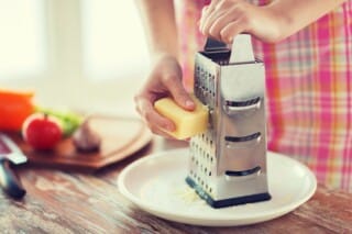 Les Râpes et Raclettes en cuisine : Utilisations et Guide d’Achat