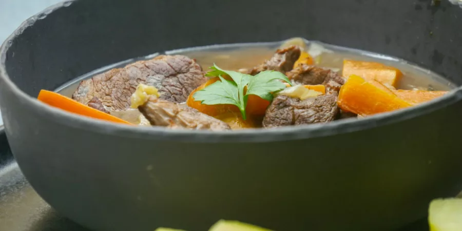 Sauté de veau au vin rouge, épices et arômates