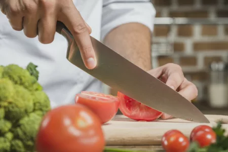 Comment découper de façon sûre avec un couteau de chef ?