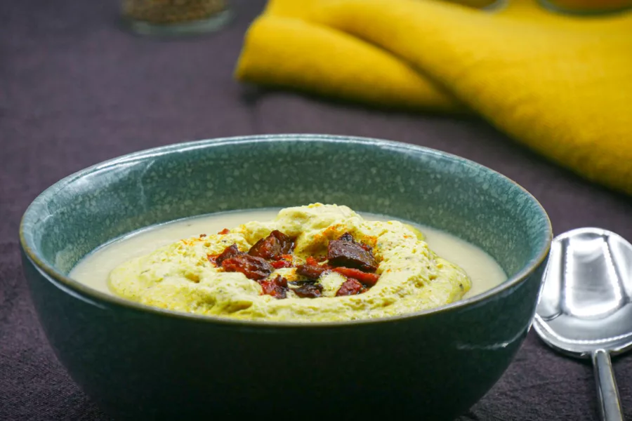 Velouté de Panais, mousse de curry et chorizo