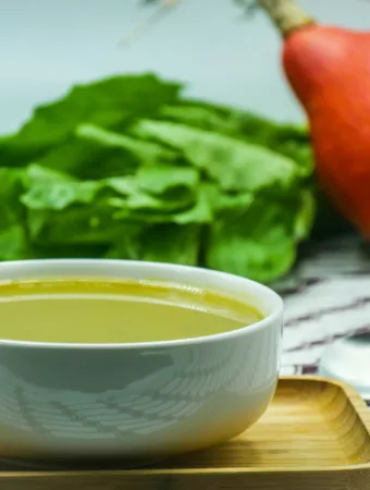 Soupe de feuilles de moutarde au curcuma
