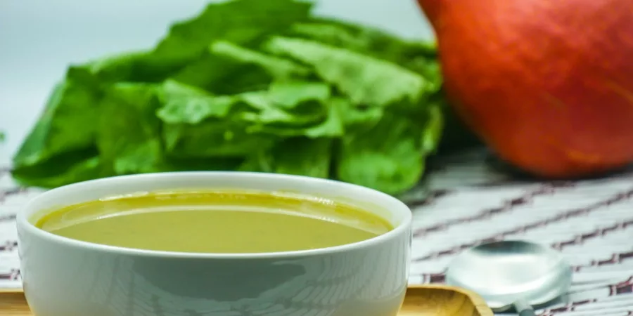 Soupe de feuilles de moutarde au curcuma
