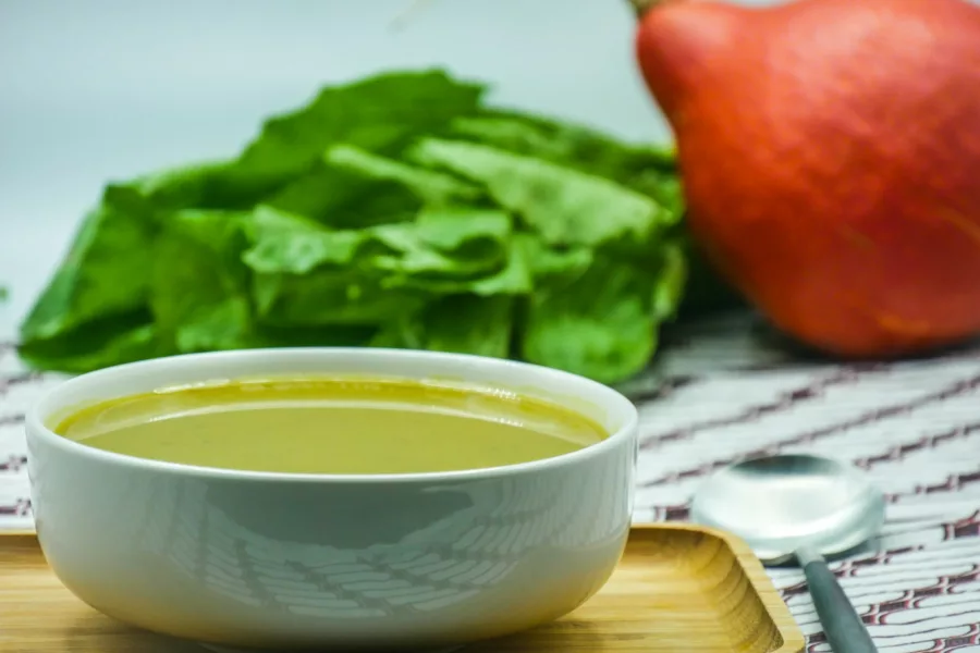 Soupe de feuilles de moutarde au curcuma