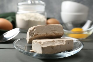 La levure de boulanger fraîche en cuisine : origines, diététique et préparation