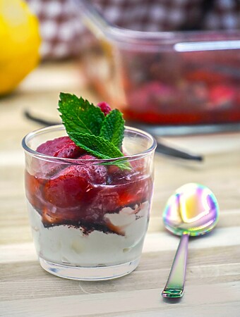 Verrines de fraises rôties au sumac et yaourt