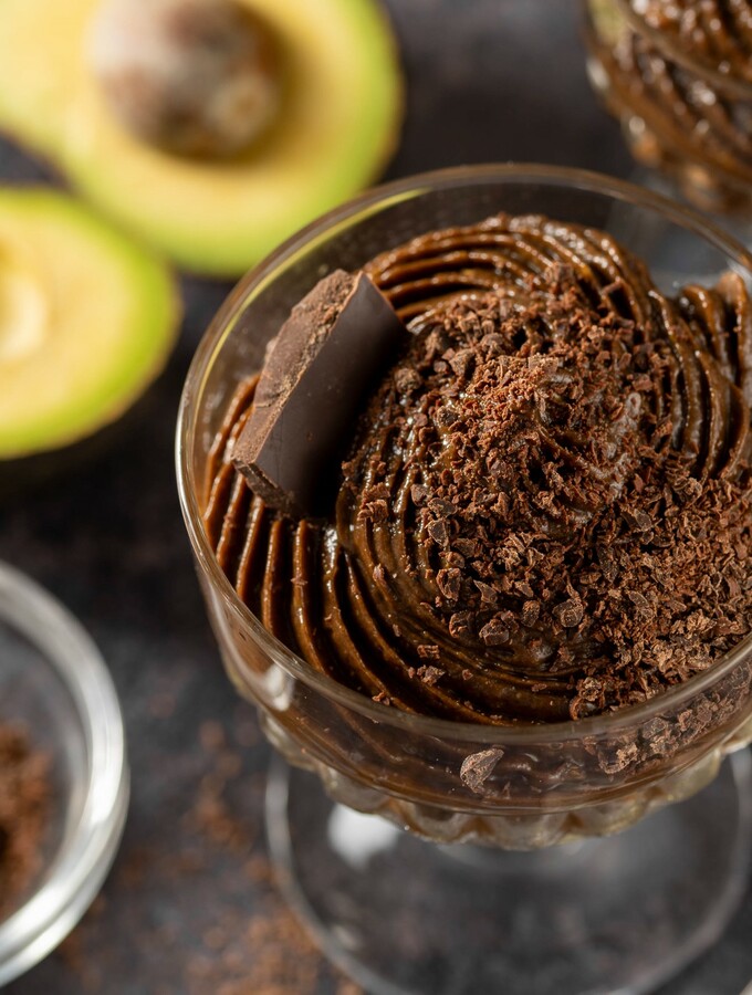 Mousse chocolat à l’avocat, croquant aux fruits secs