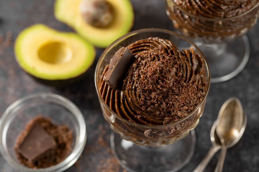 Mousse chocolat à l’avocat, tuiles croustillantes aux fruits secs