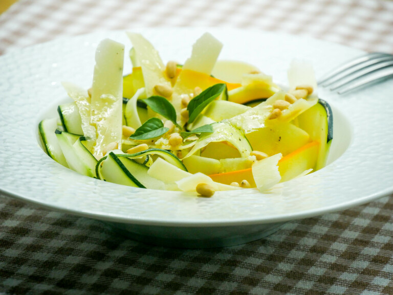 Tagliatelles de courgettes, pignons de pin et parmesan