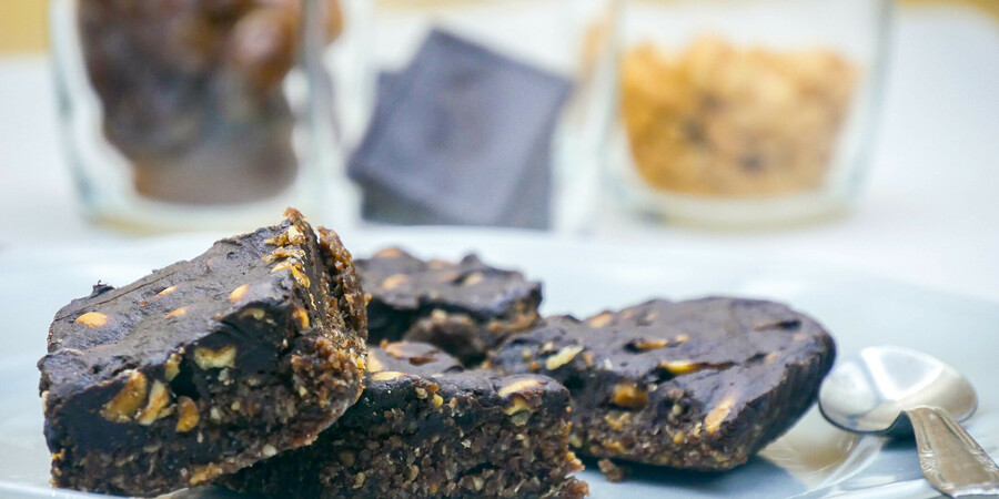 Brownie Cru aux Dattes et Cacahuètes