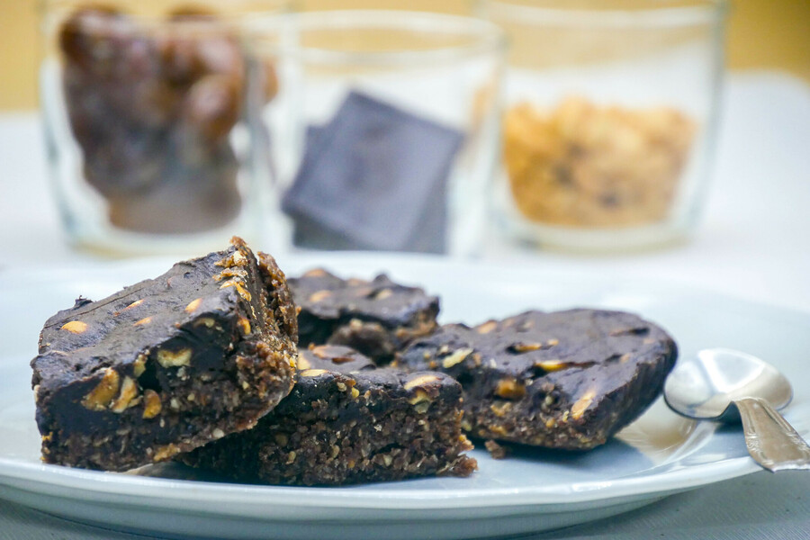 Brownie Cru aux Dattes et Cacahuètes