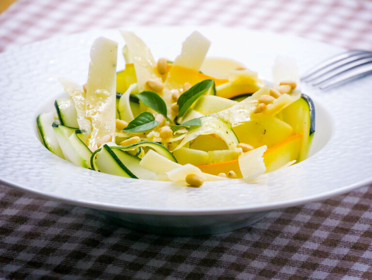 Tagliatelles de courgettes, pignons de pin et parmesan