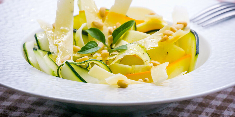 Tagliatelles de courgettes, pignons de pin et parmesan