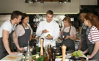 Comment trouver un cours de cuisine de qualité ? (ce que les pros regardent)