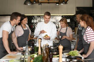 Comment trouver un cours de cuisine de qualité ? (ce que les pros regardent)