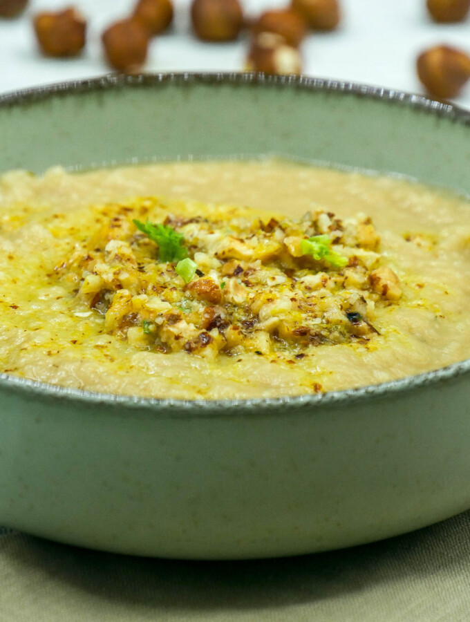 Soupe de céleri aux noisettes