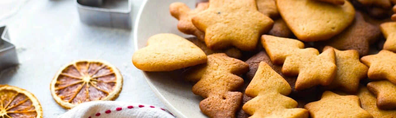 Emporte-pièce et biscuits de Noël