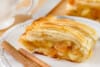 Apfelstrudel ou Strudel aux pommes Traditionnel Apfelstrudel ou Strudel aux pommes Traditionnel
