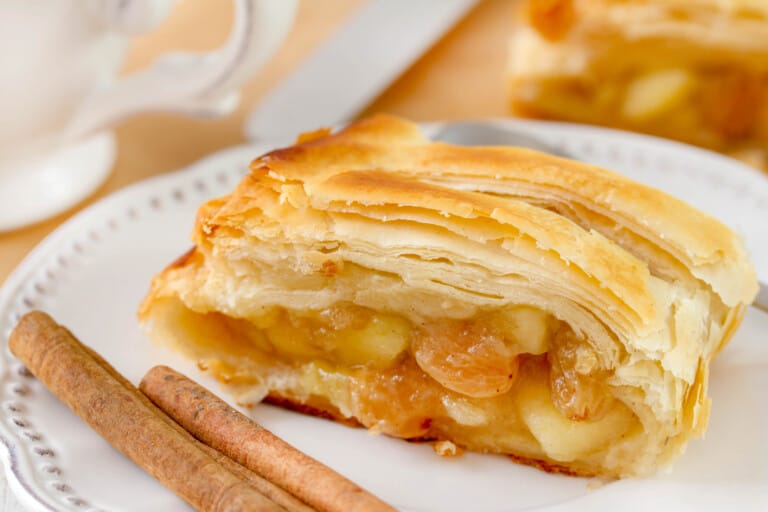 Apfelstrudel ou Strudel aux pommes Traditionnel
