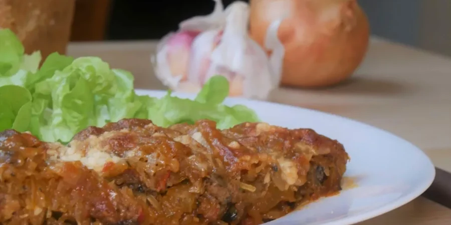 Courge Spaghetti façon bolognaise servie avec une salade verte