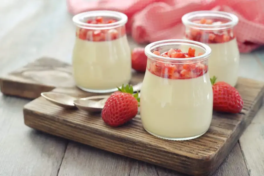 Verrine panna cotta de fraises poêlées, biscuit maison